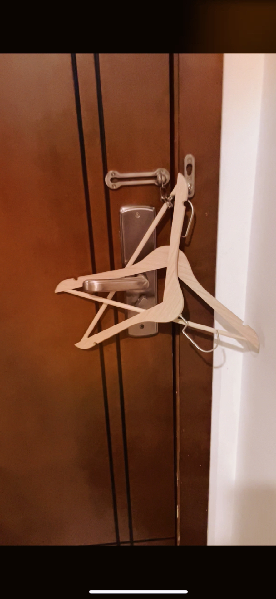 用两个衣架锁住酒店门锁