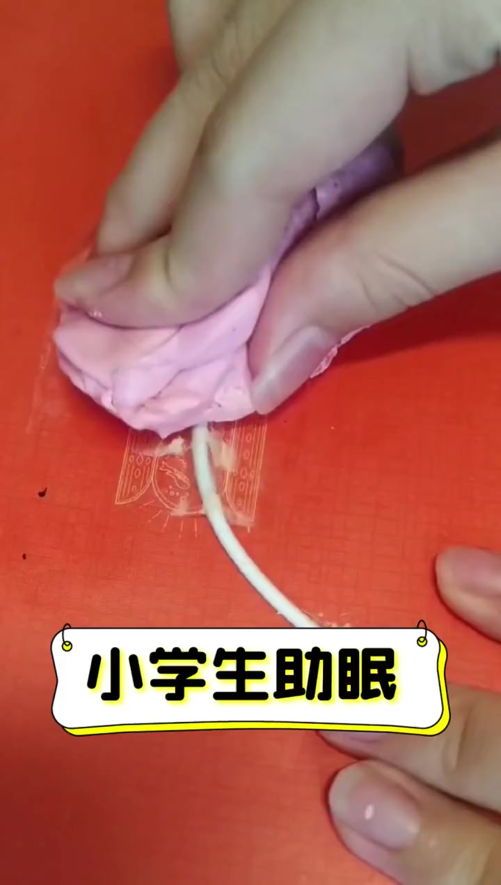 小学生啃麦助眠图片