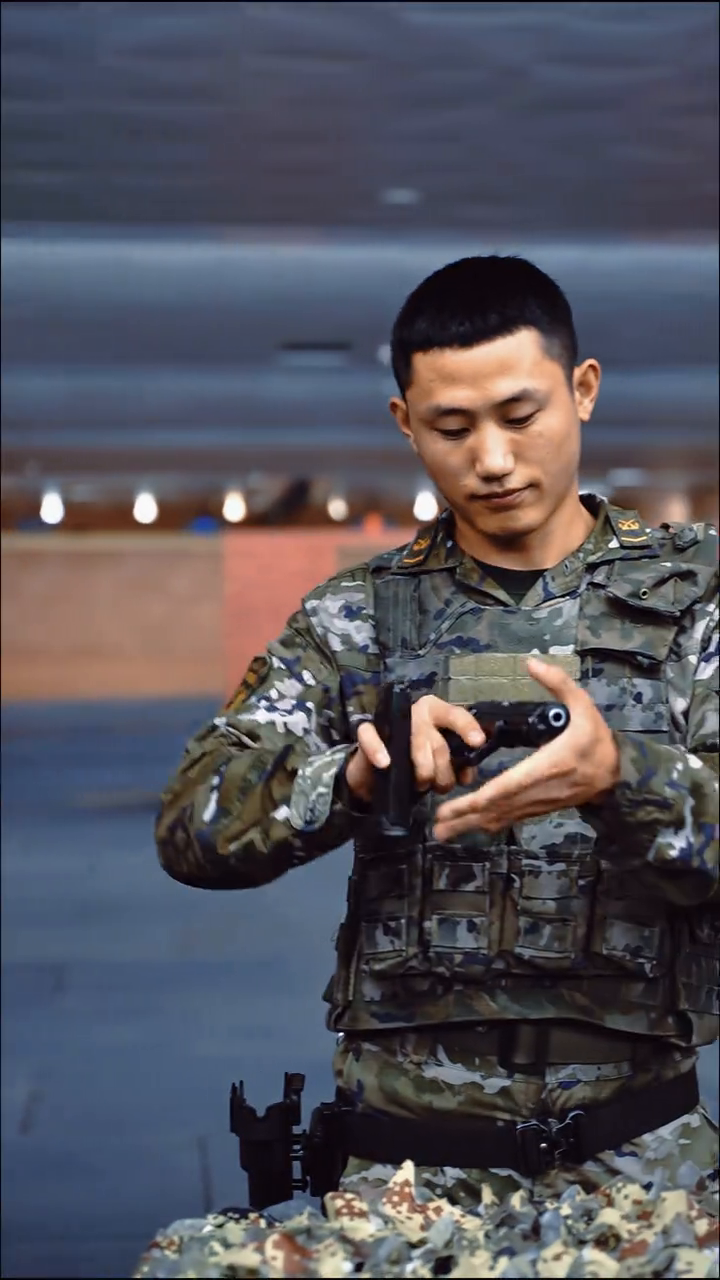 屏住呼吸,感受来自特战队员的极致"压迫感"!