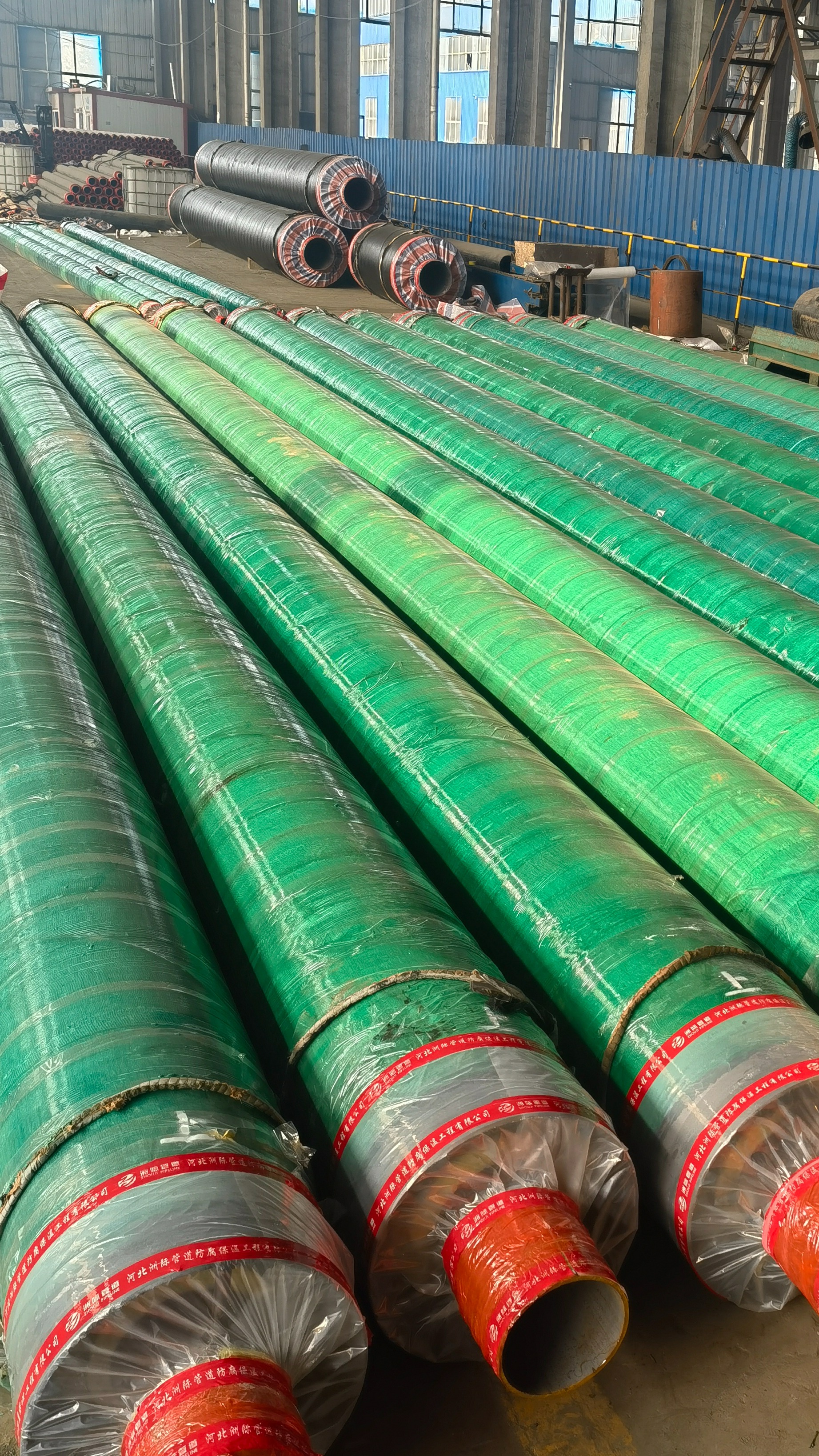 钢套钢蒸汽保温管道玻璃钢防腐发货现场 蒸汽管道车间一角