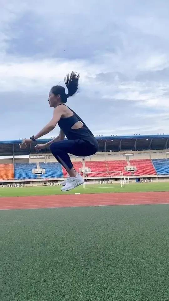 立定跳远必练训练动作之一收腹跳 体育生 这夏好好练