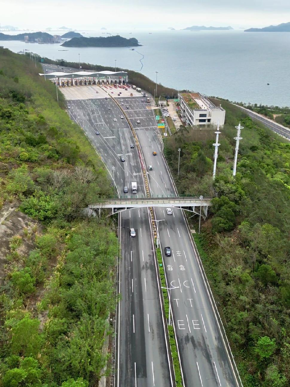 "山海两城一线牵,深圳惠州紧相连;依山伴海风景美,深惠沿海山海间."1
