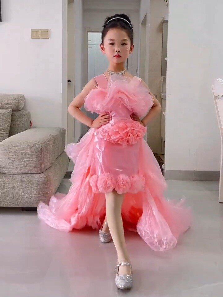 用塑料袋给女儿做裙子