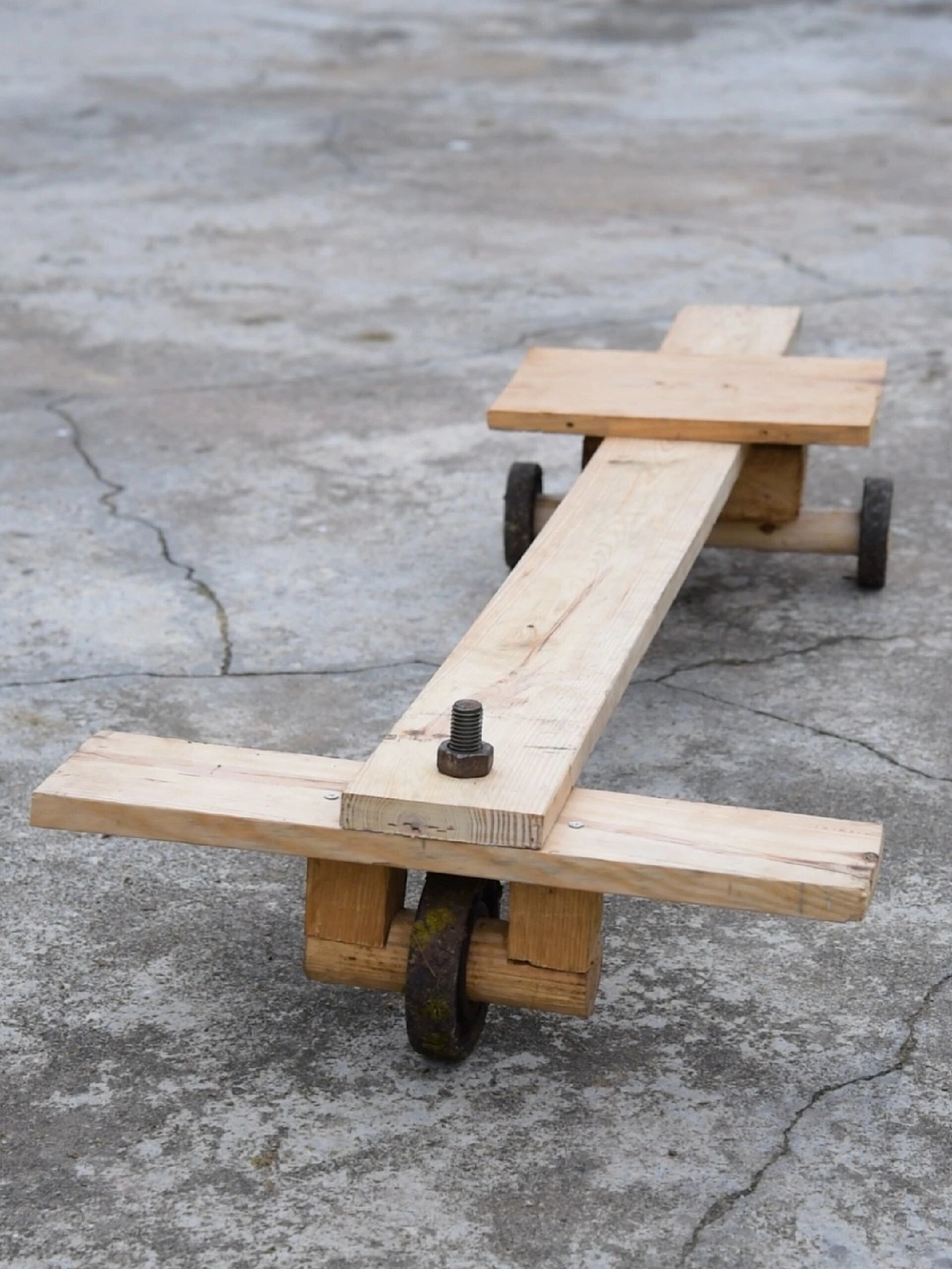 手艺人用木头做的童年滑板车