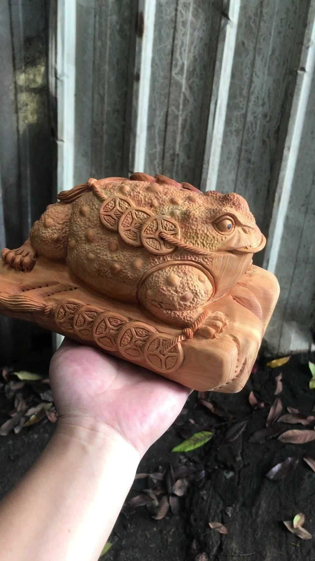 木雕金蟾摆件 手艺人 手工雕刻工艺品 雕塑艺术 工艺品摆件-度小视