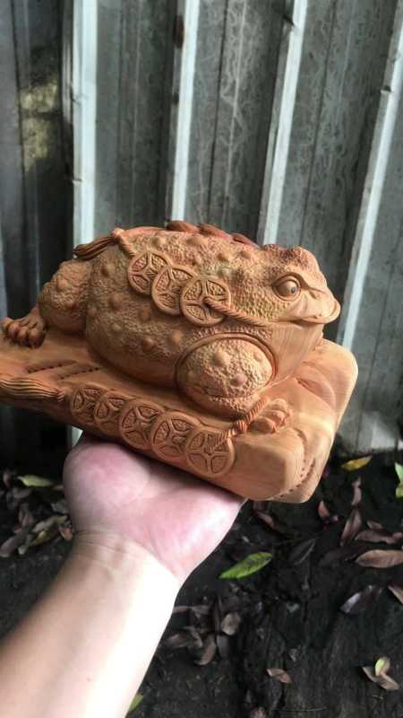 木雕金蟾摆件 手艺人 手工雕刻工艺品 雕塑艺术 工艺品摆件-度小视