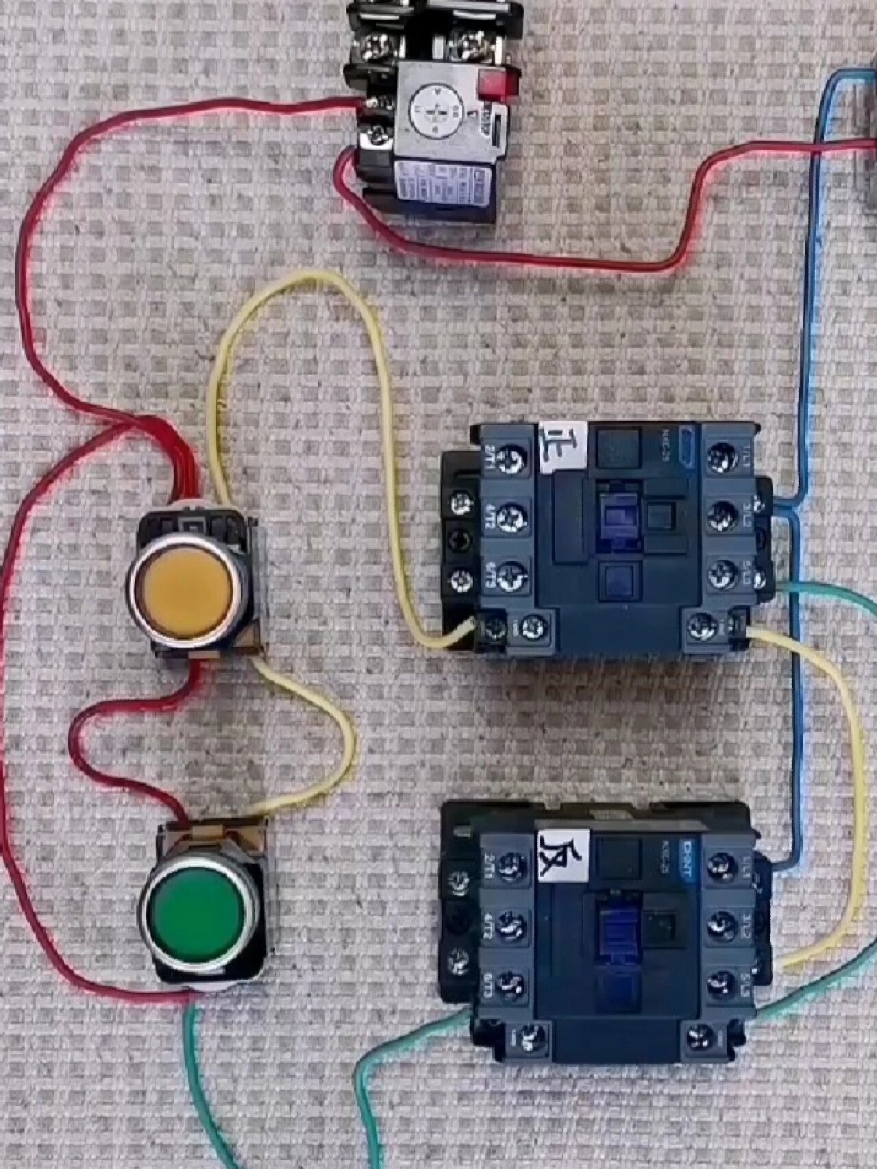 电动机正反转双重互锁点动控制线路