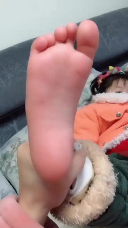 有没有3岁9个月的女孩穿30码的鞋子的脚 晒娃 无敌大脚