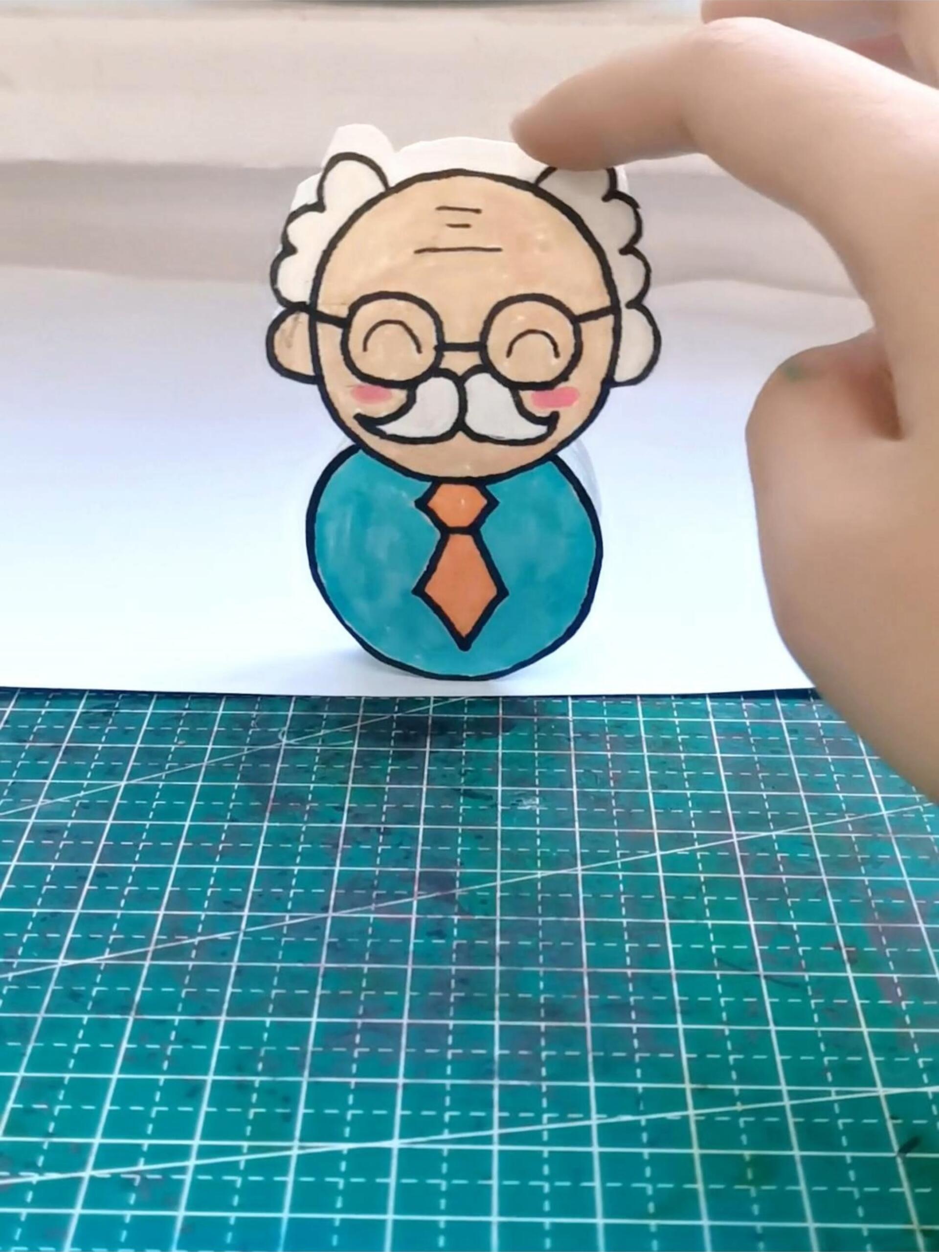 亲子手工——瓶盖卡纸就能自制不倒翁