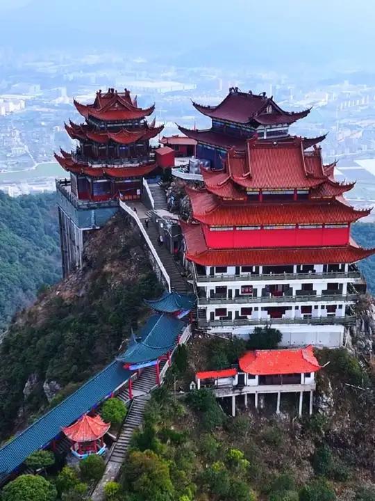 温岭深山之巅,有处楼旗尖景区,被称为 "温岭布达拉宫",这里山势雄奇