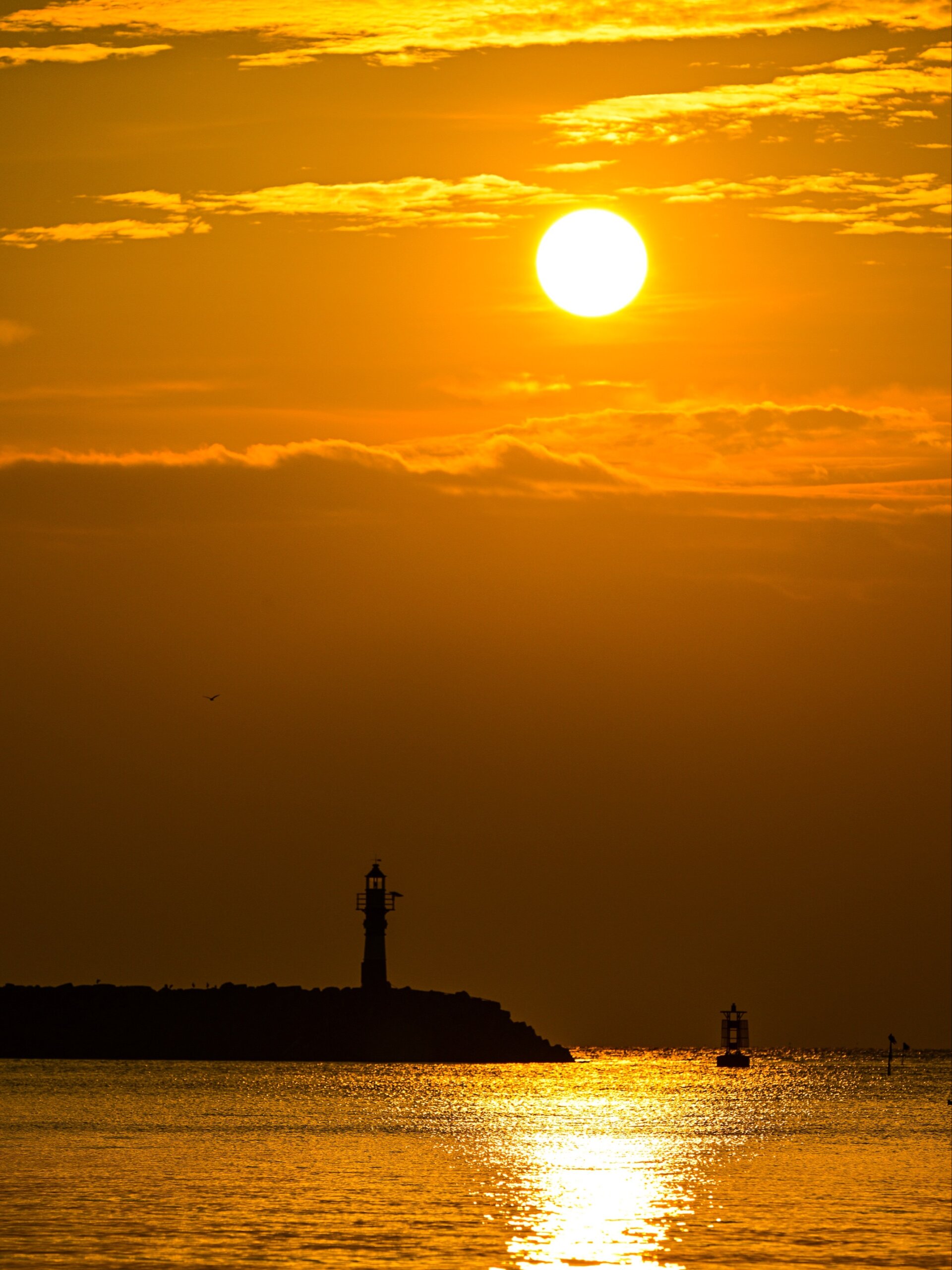 珠海淇澳岛灯塔海上日出机位打卡