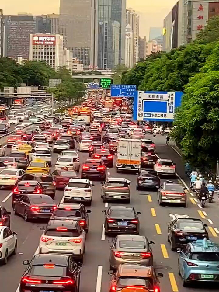 这是壮观里的拥堵还是繁华里的无奈第一视角看广州大道中
