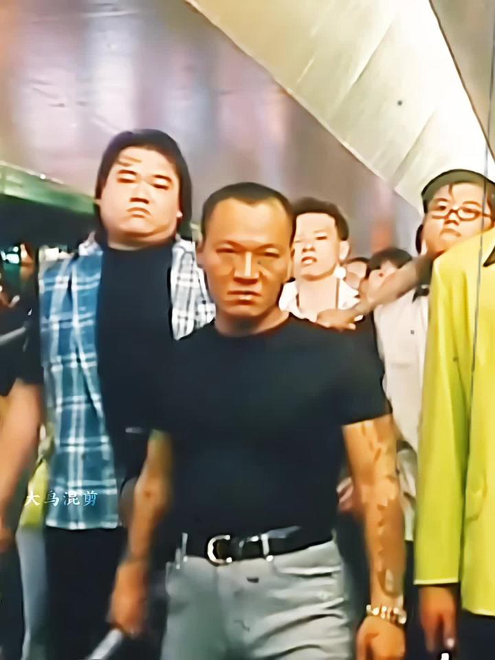 召集人马,十几个,我要一百多个 来自洪兴b哥的压迫感