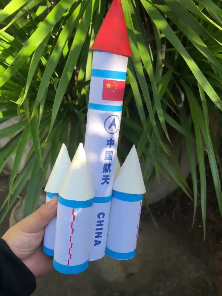 创意手工(用废纸筒做的航天飞机模型~)-度小视