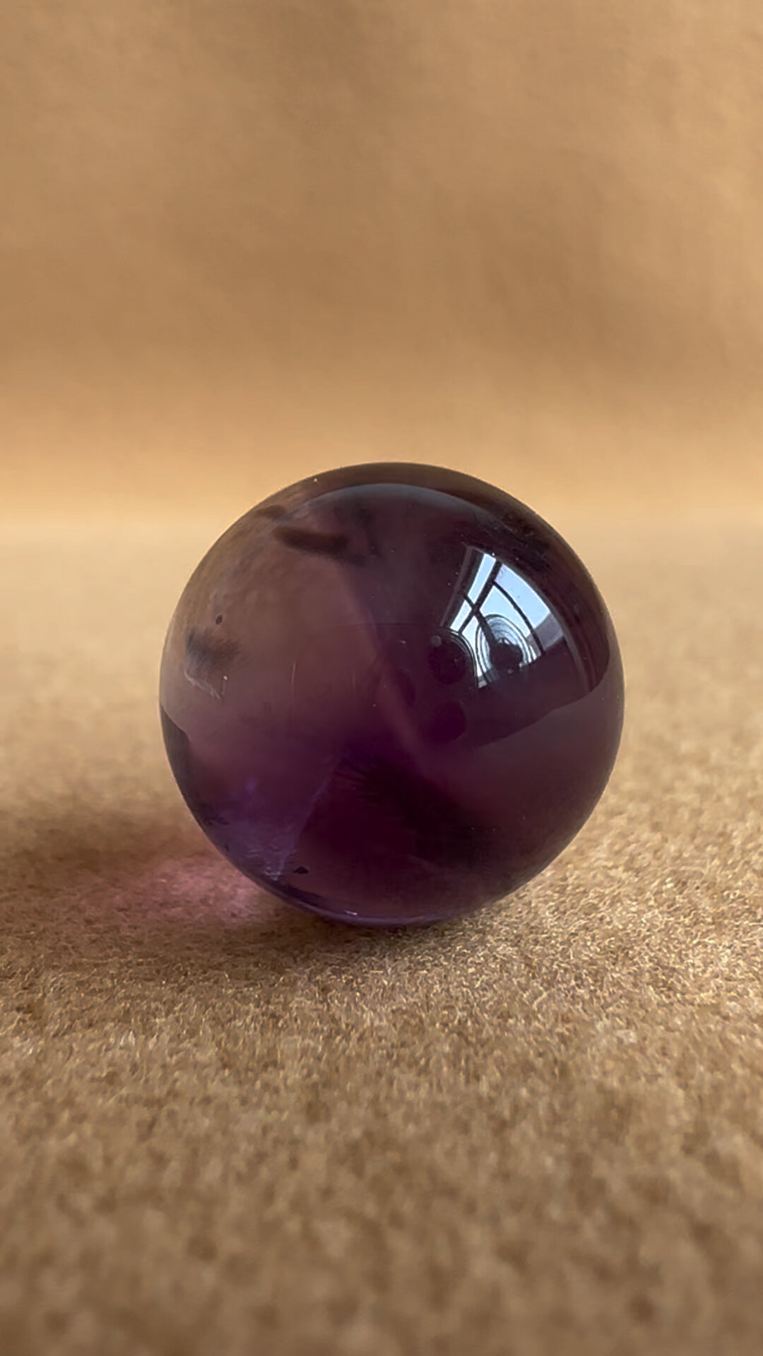 一颗颜色深红的紫水晶圆珠项链