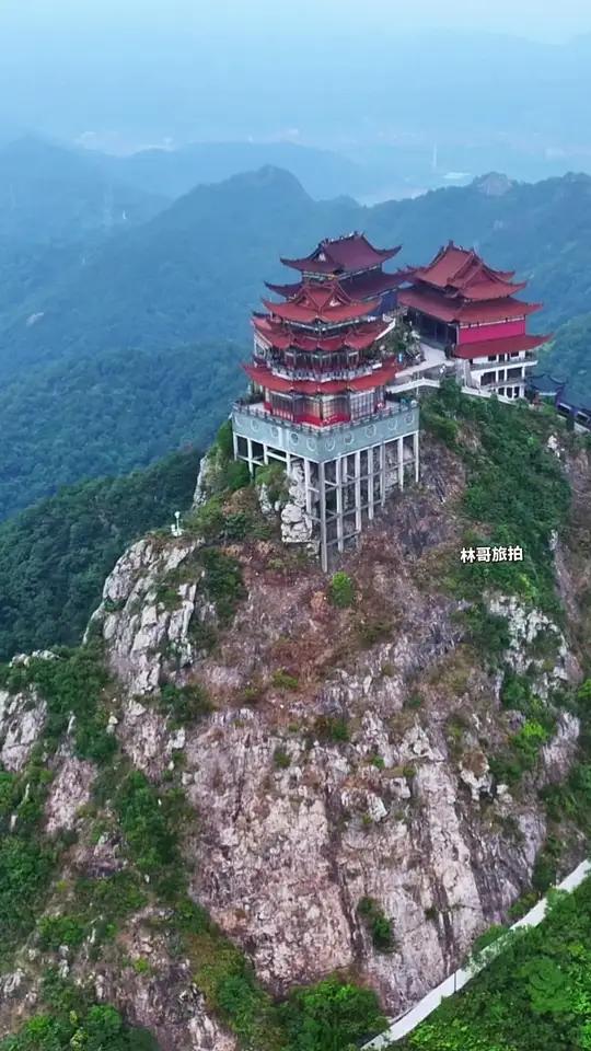 楼旗尖山势险峻,直插云霄