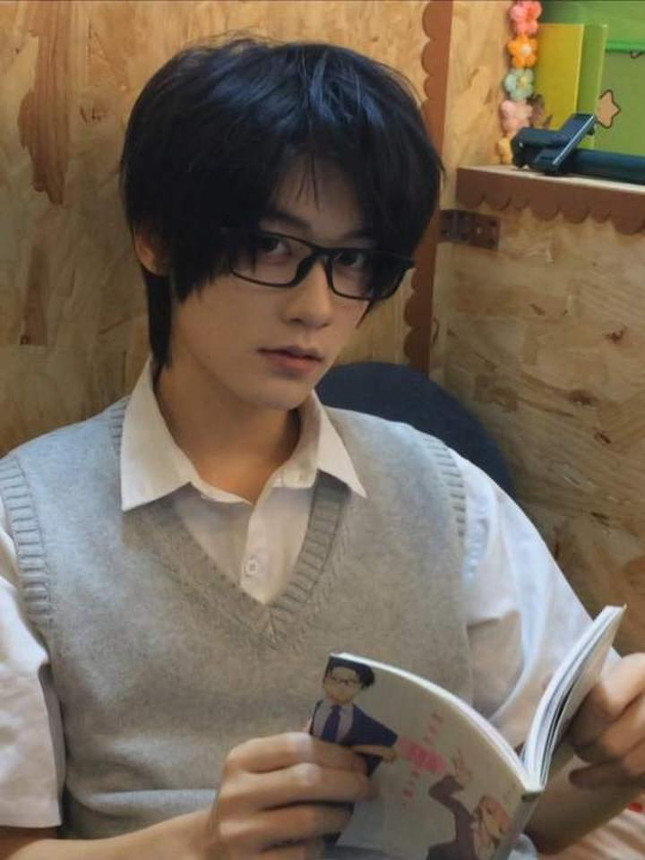 镜头捕捉黑框游戏宅的日系宅男形象
