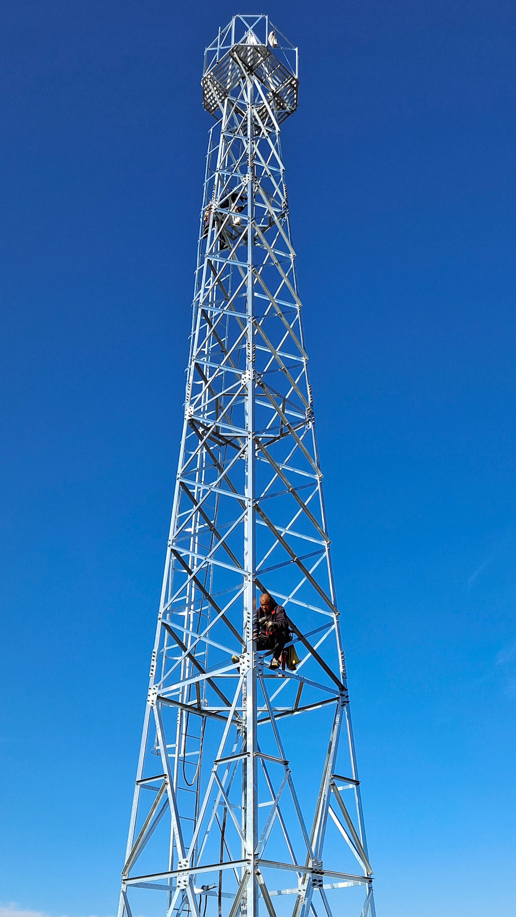 监控塔安装完工,瑞耀钢结构-度小视
