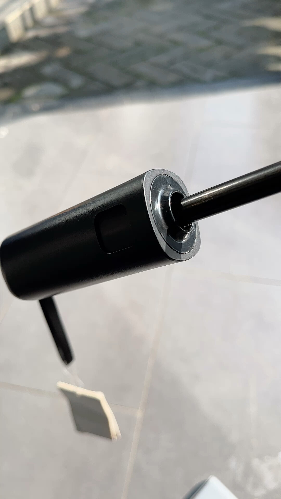 小米自动伞坏了,这种没有螺丝孔的怎么拆呢?