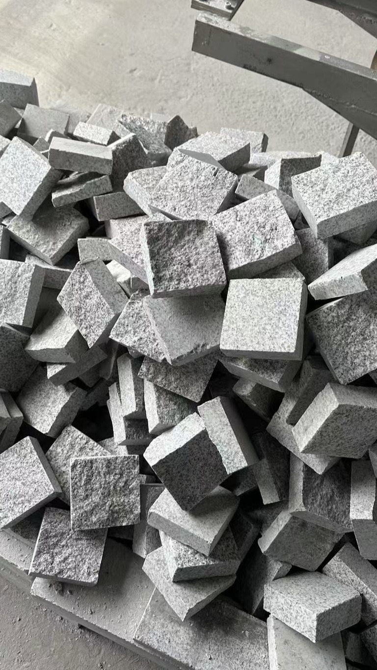 花岗岩芝麻白灰黑的马蹄石制作