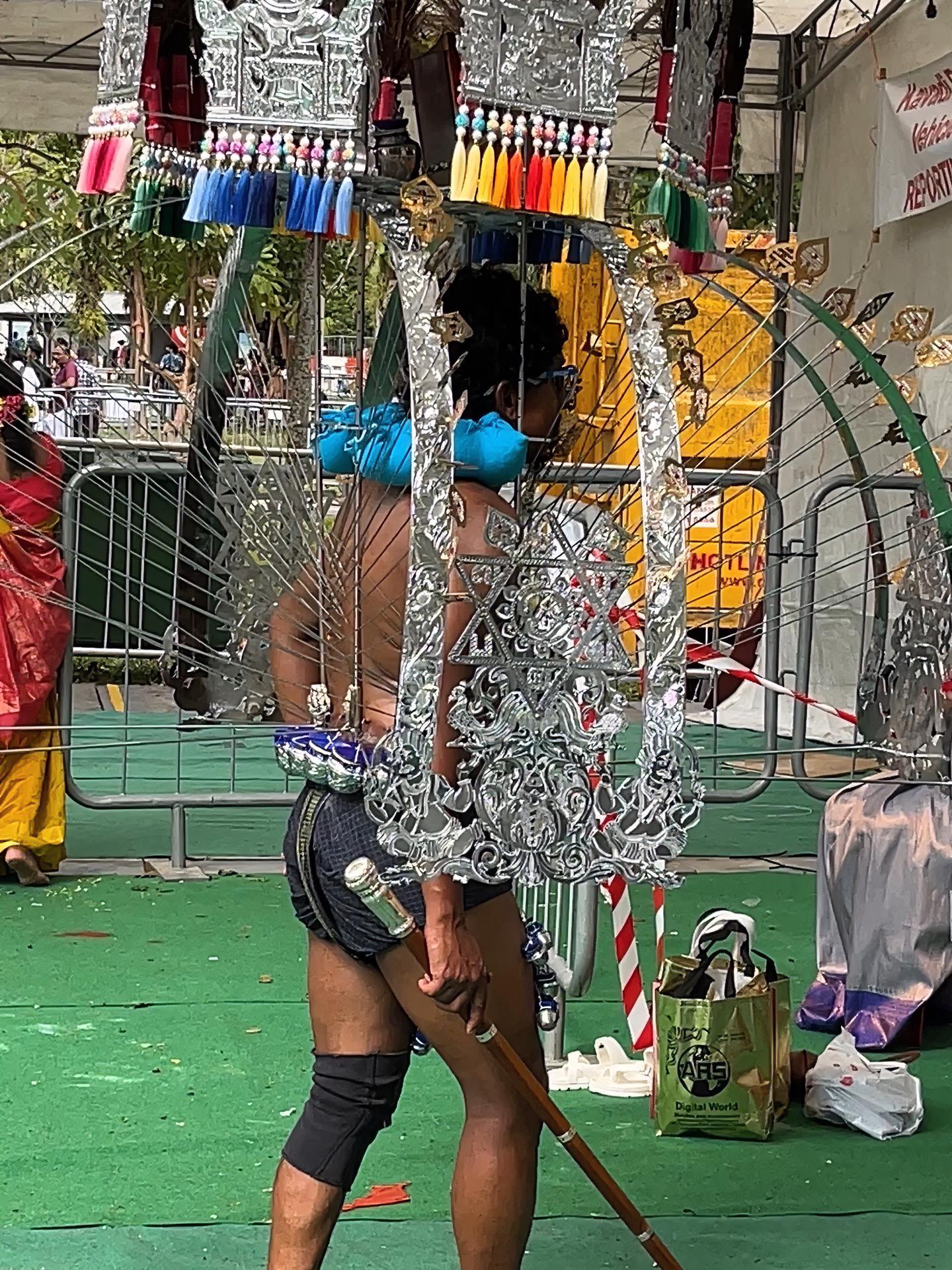 新加坡偶遇印度教大宝森节 其中身体穿刺仪式:部分信徒以钢针刺穿皮肤