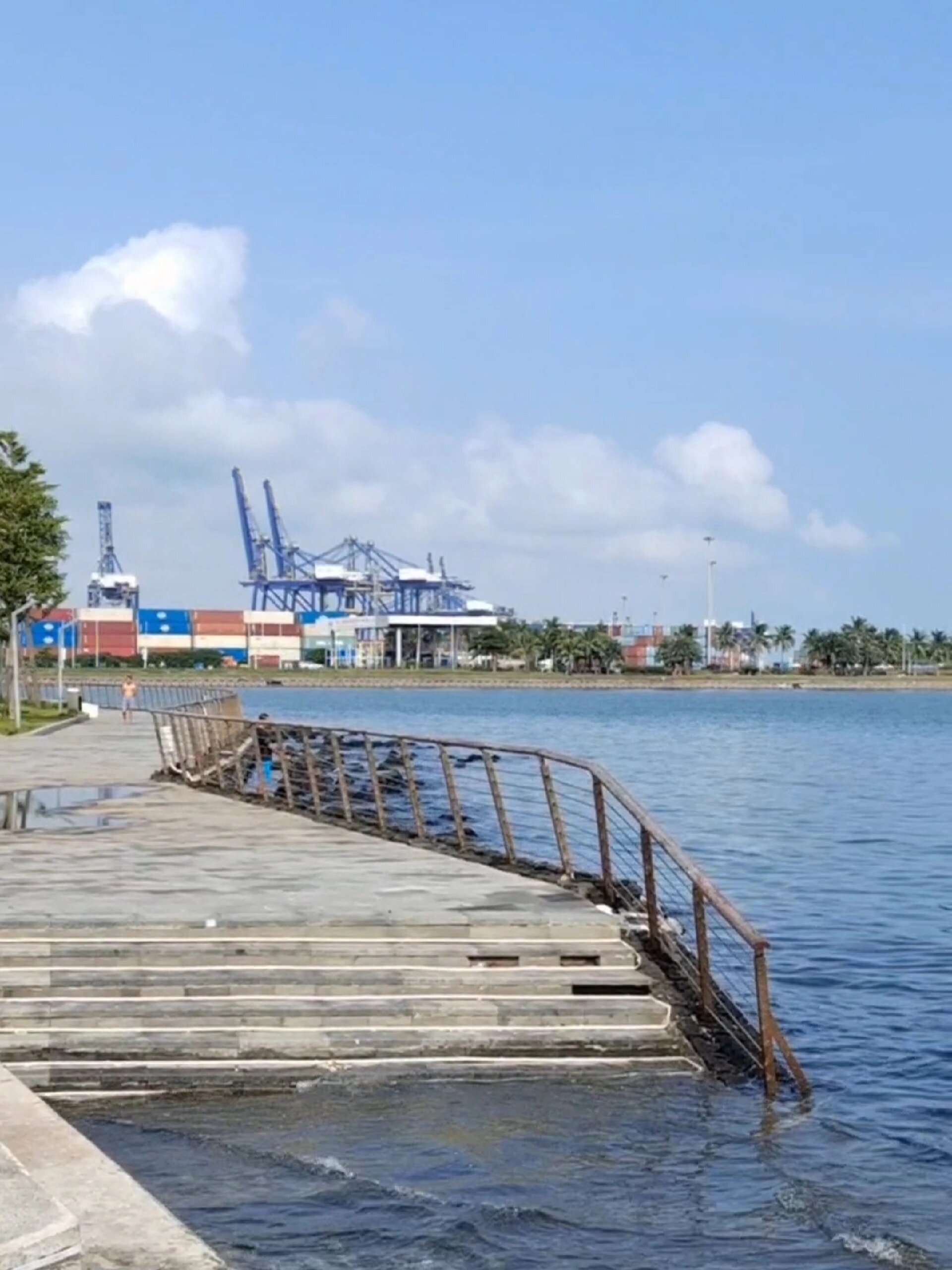 海囗秀英港周边的海岸风光