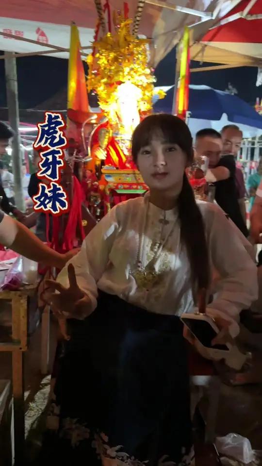 好看又可爱的虎牙妹来了