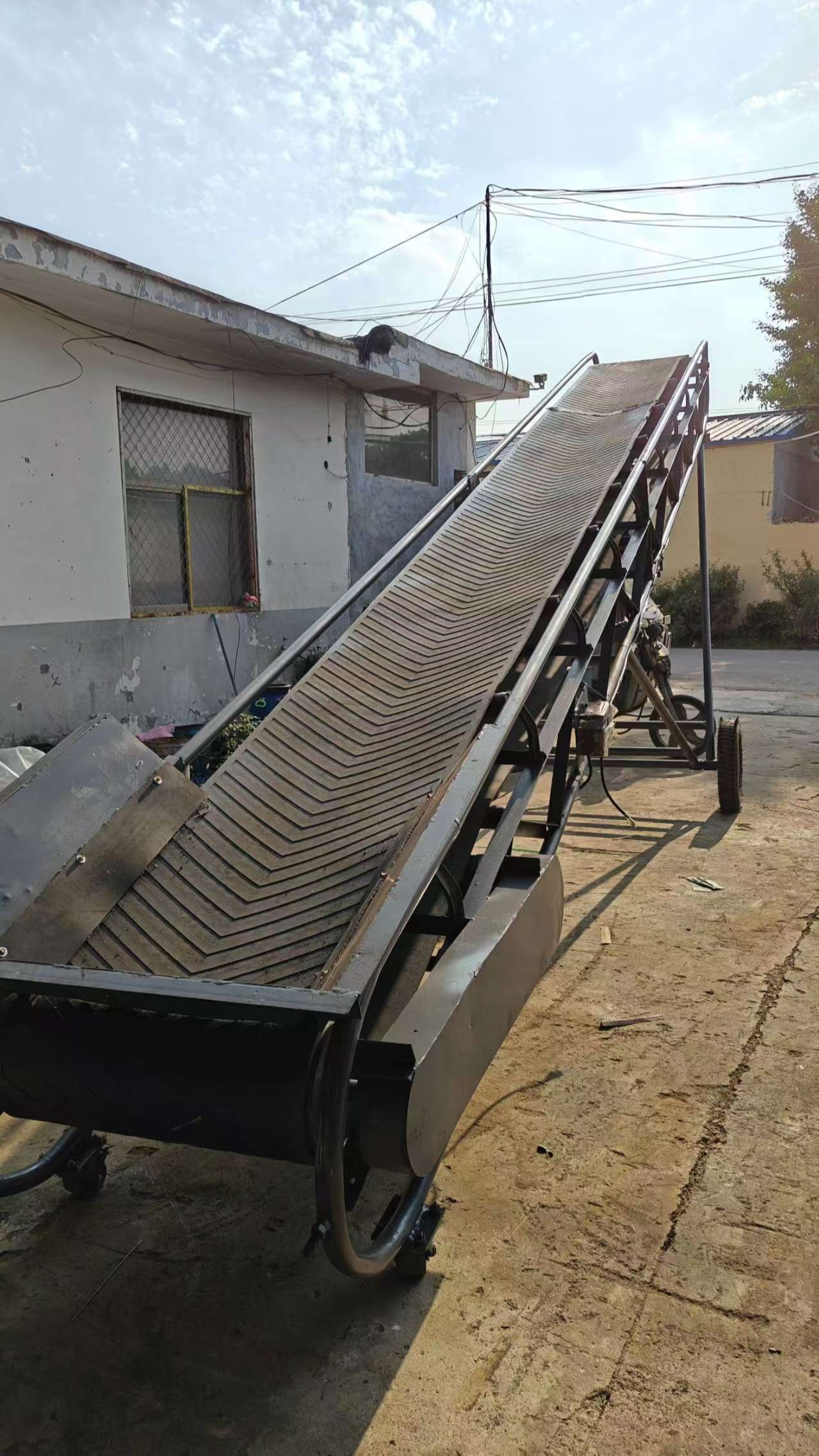 搬运货物输送机加工 移动式皮带运输机 装车用爬坡皮带机