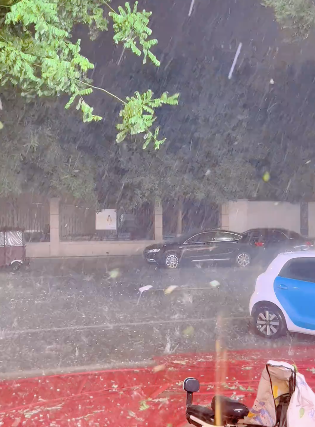 石家庄遭遇冰雹,强降雨,多条道路积水,有车辆被困