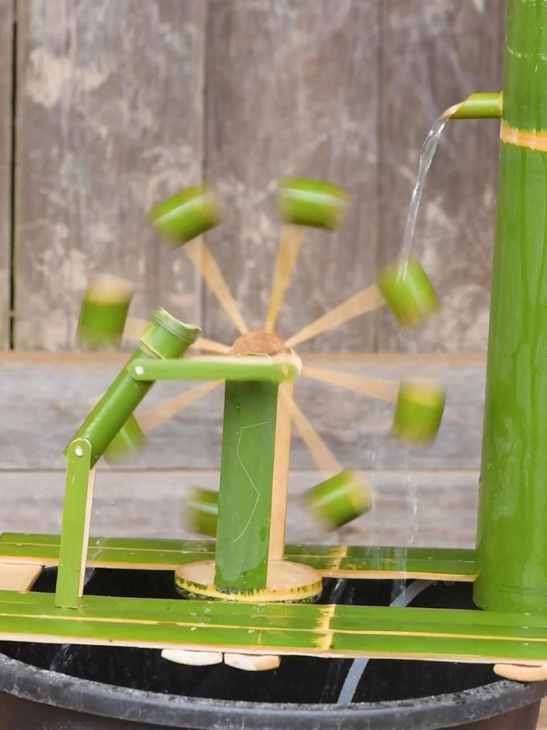 今天在山里用竹子做了一个水车,你喜欢吗?-度小视