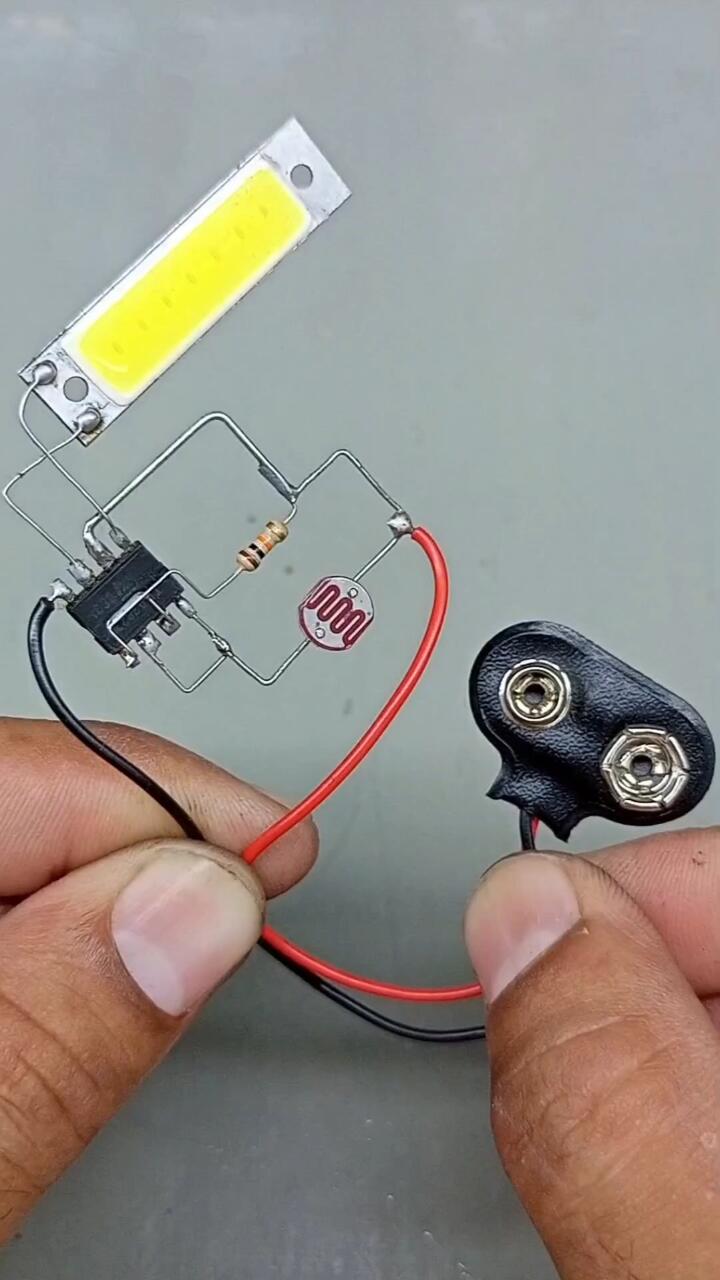 简单的光控电路开关