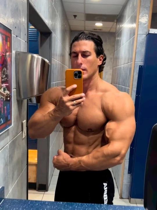 微笑男神萨迪克最新状态 这样的萨迪克很难不爱「并不简单」「并不