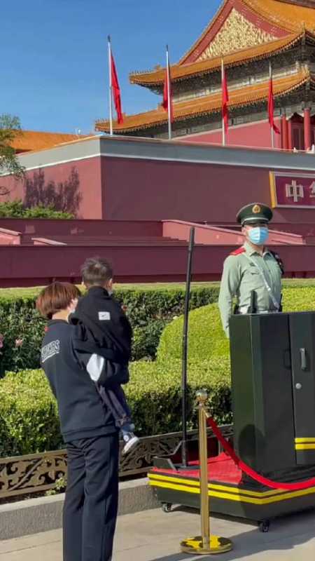微博党史课堂 温馨镜头:小朋友向兵哥哥敬礼,帅气的兵哥哥回礼!
