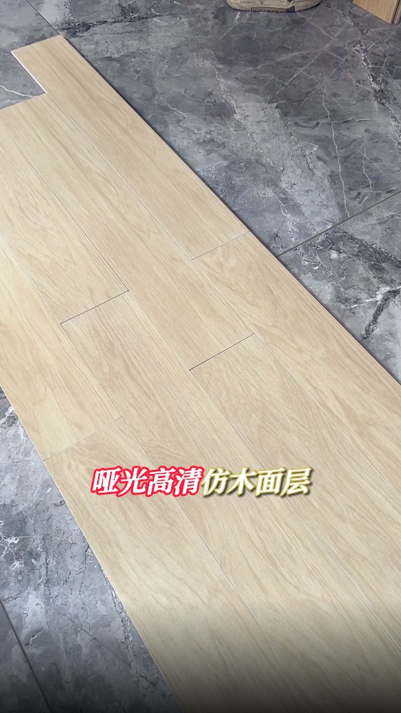 木地板不环保,现在流行木纹瓷砖了,铺出来的效果跟木地板一样