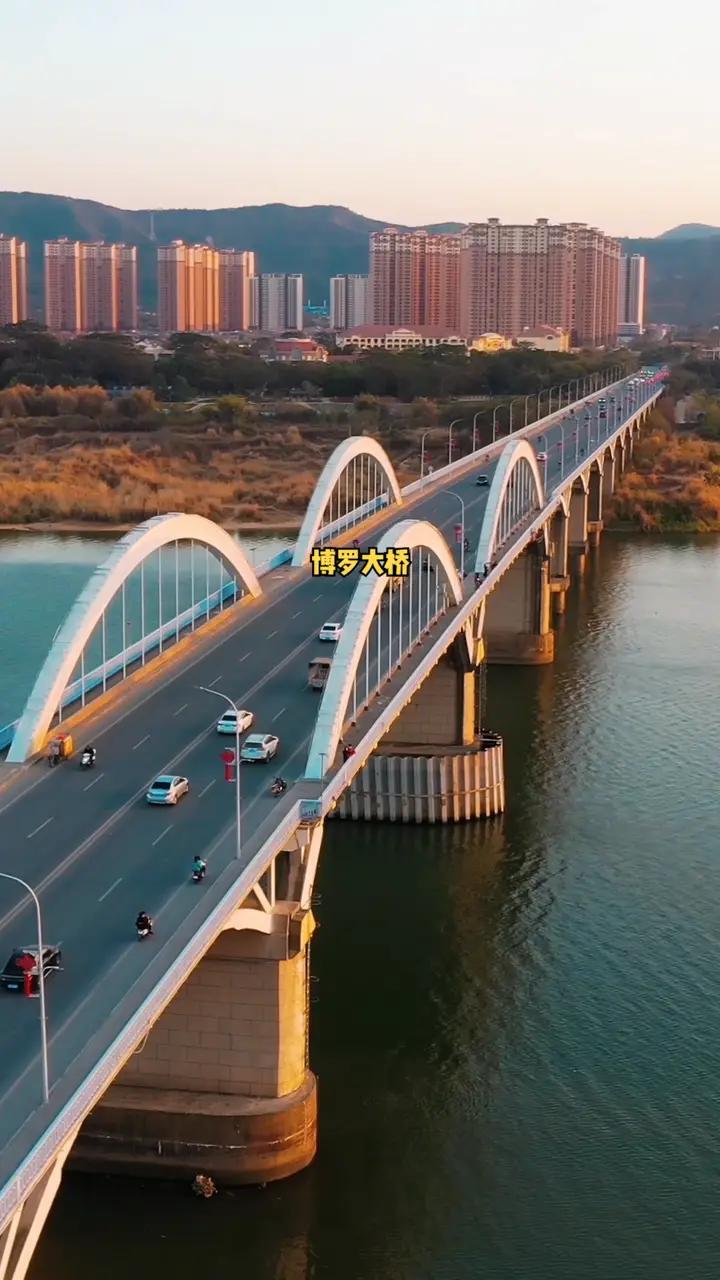 第一次来到博罗大桥,夕阳下感觉还是非常漂亮的;大桥两岸的发展着实不