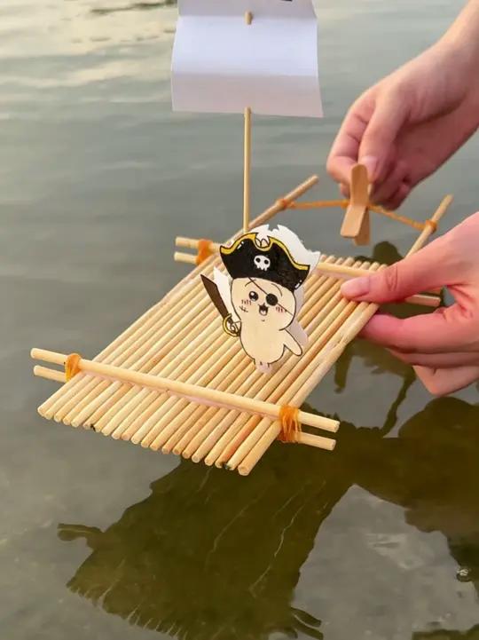用一次性筷子做船,用雪糕棍做发动机~ 就可以做一艘会跑的小船啦!