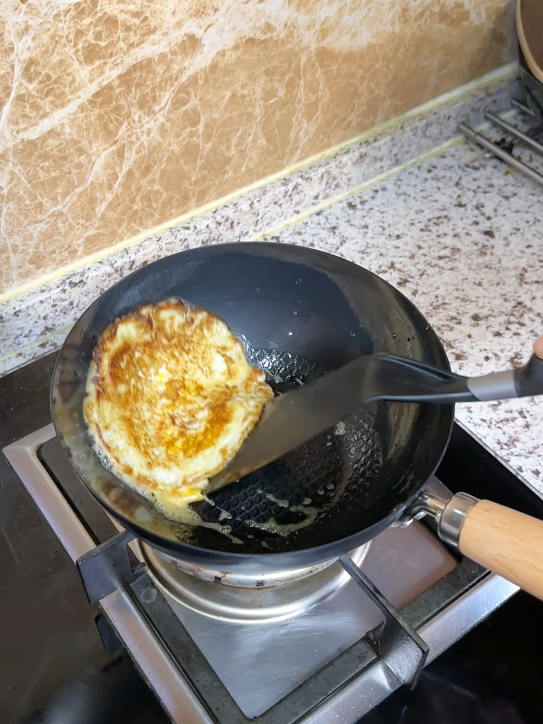 新买的铁锅是需要的开锅的,开锅小技巧-度小视
