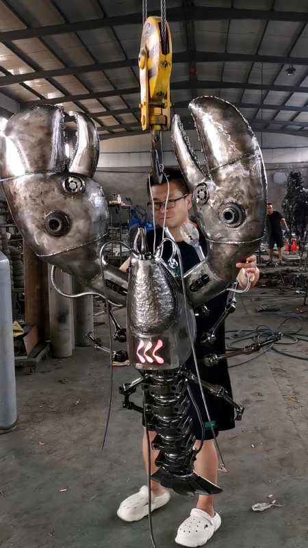 比人还高重100多斤的大龙虾是蒸是炸反正都硌牙机械龙虾机械艺术装置