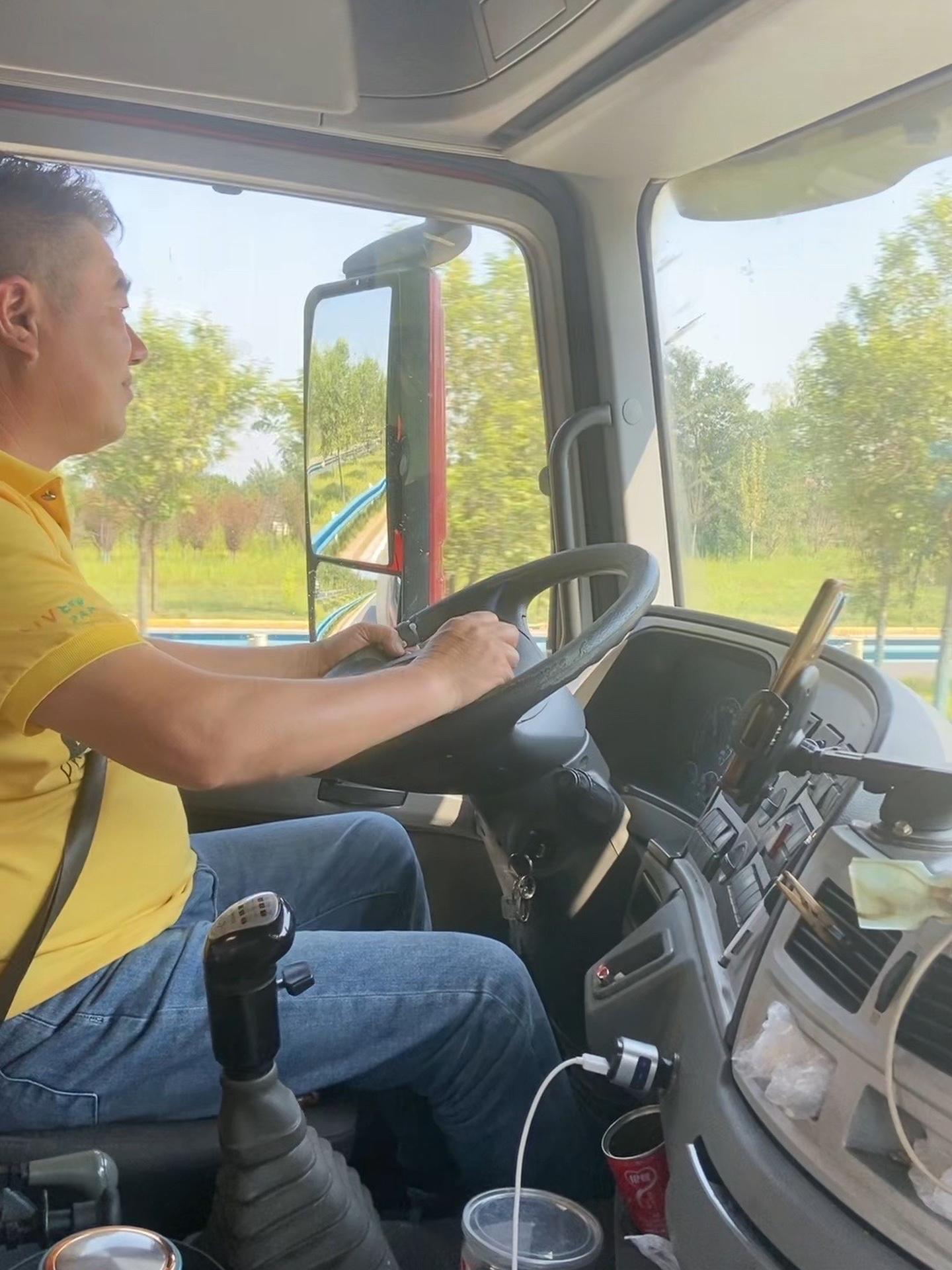 用抖音记录卡车生活 开货车的男人 成年人的生活没有容易二字 为了