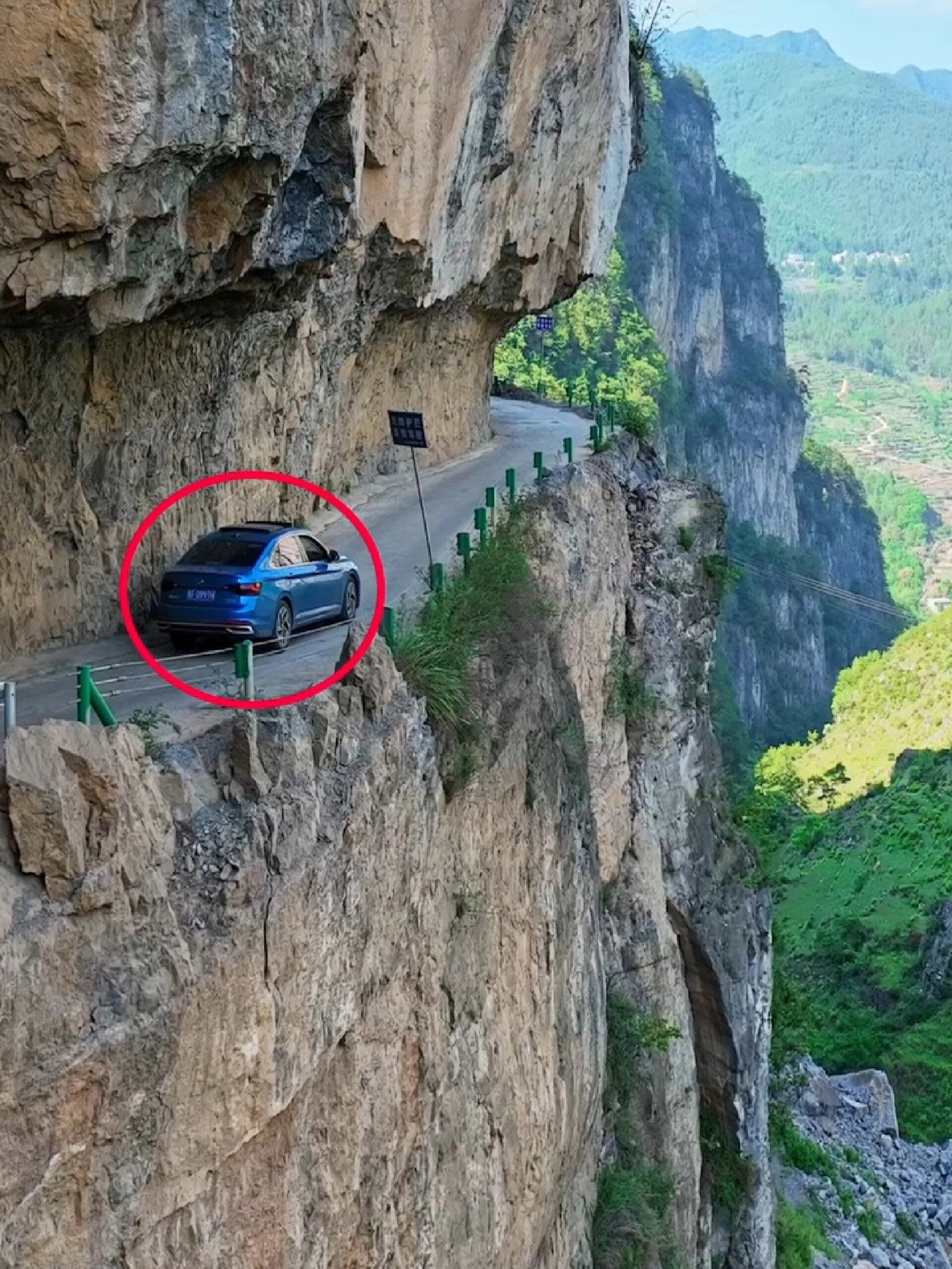 贵州赫章一条悬崖上的挂壁公路宽不足3米村民历时3年千锤万凿出