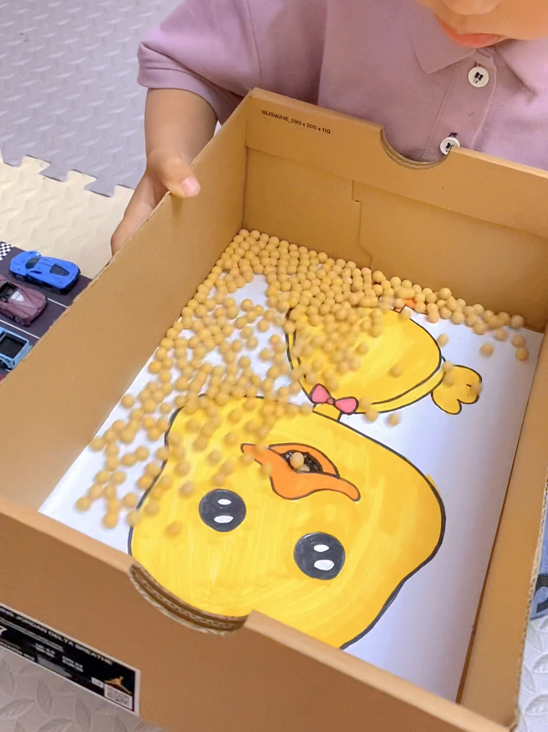 旧鞋盒不要丢给小朋友做个吃豆子的小鸭子