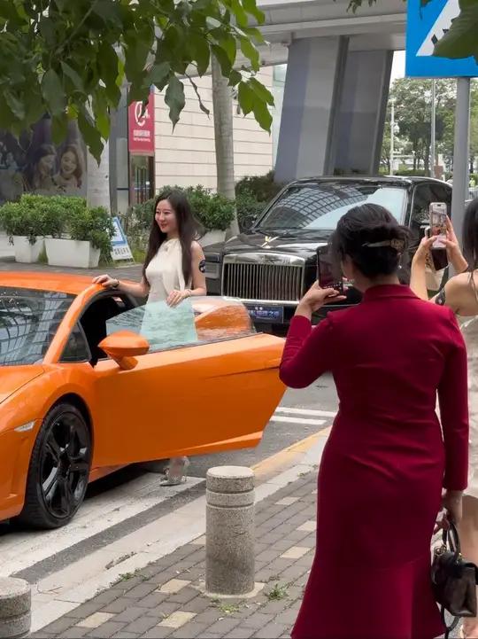 深圳湾一号偶遇三位富婆开着兰博基尼盖拉多和劳斯莱斯库里南在路边