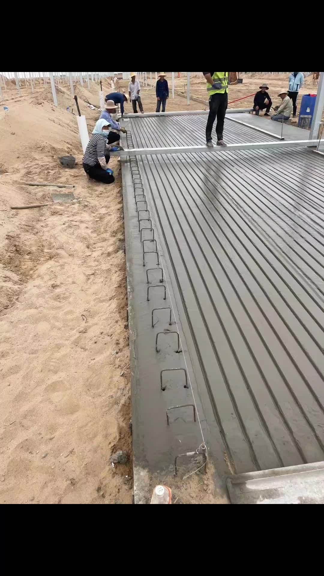 牛场拉纹的师傅 牛场拉纹大抹子 牛场拉槽耙子 防滑纹拉槽机