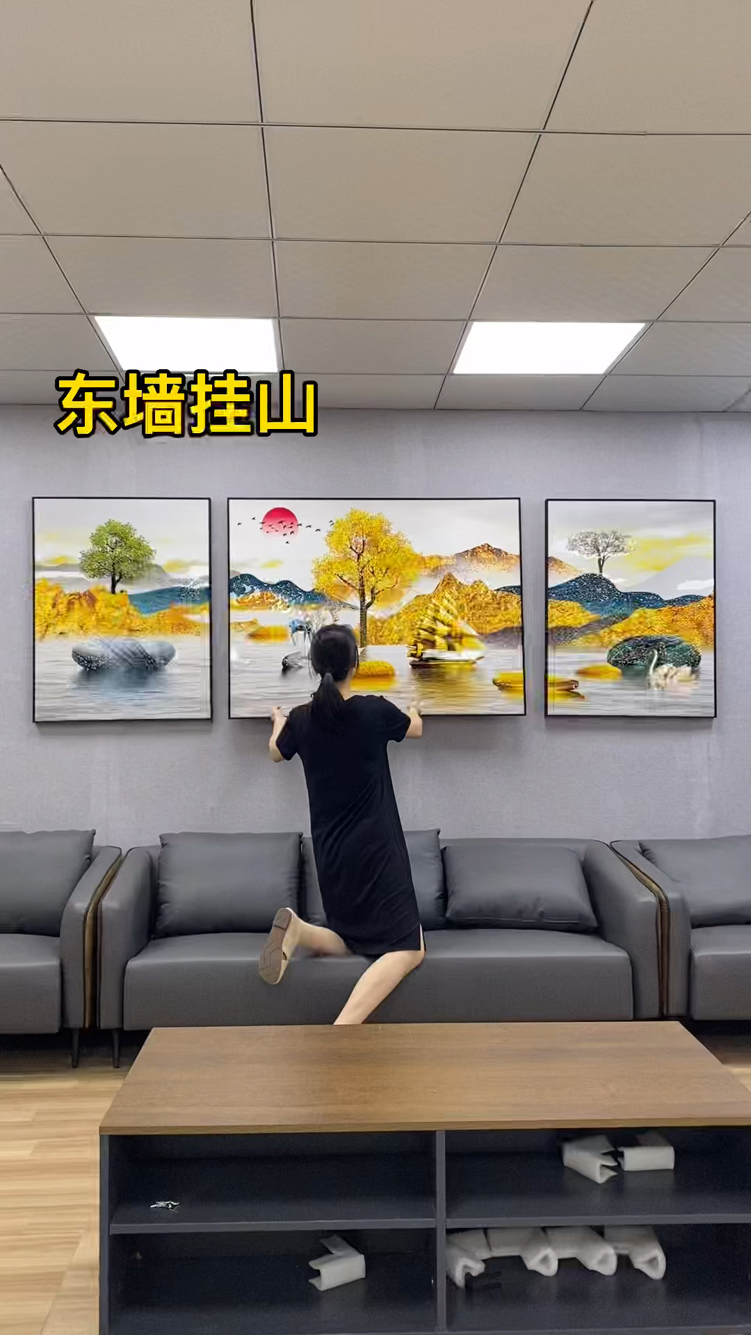 沙发后面挂画高度图片