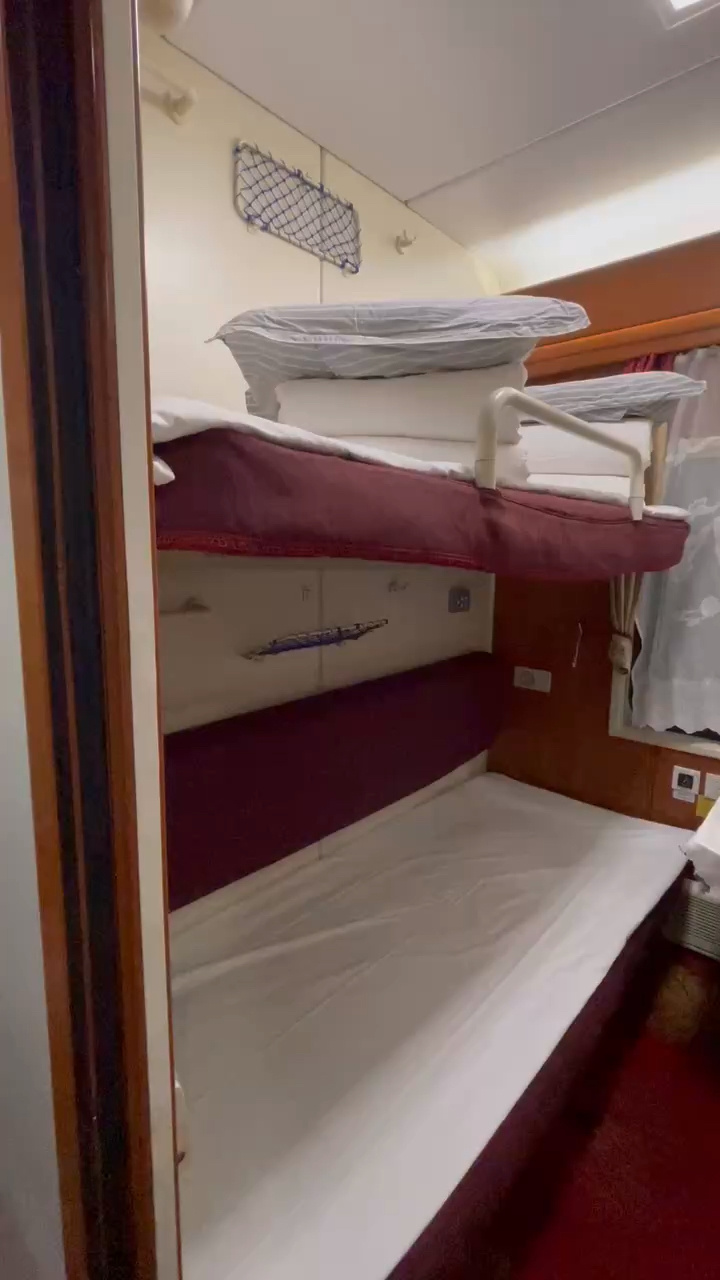 z56兰州一北京高级软卧车厢内部全景