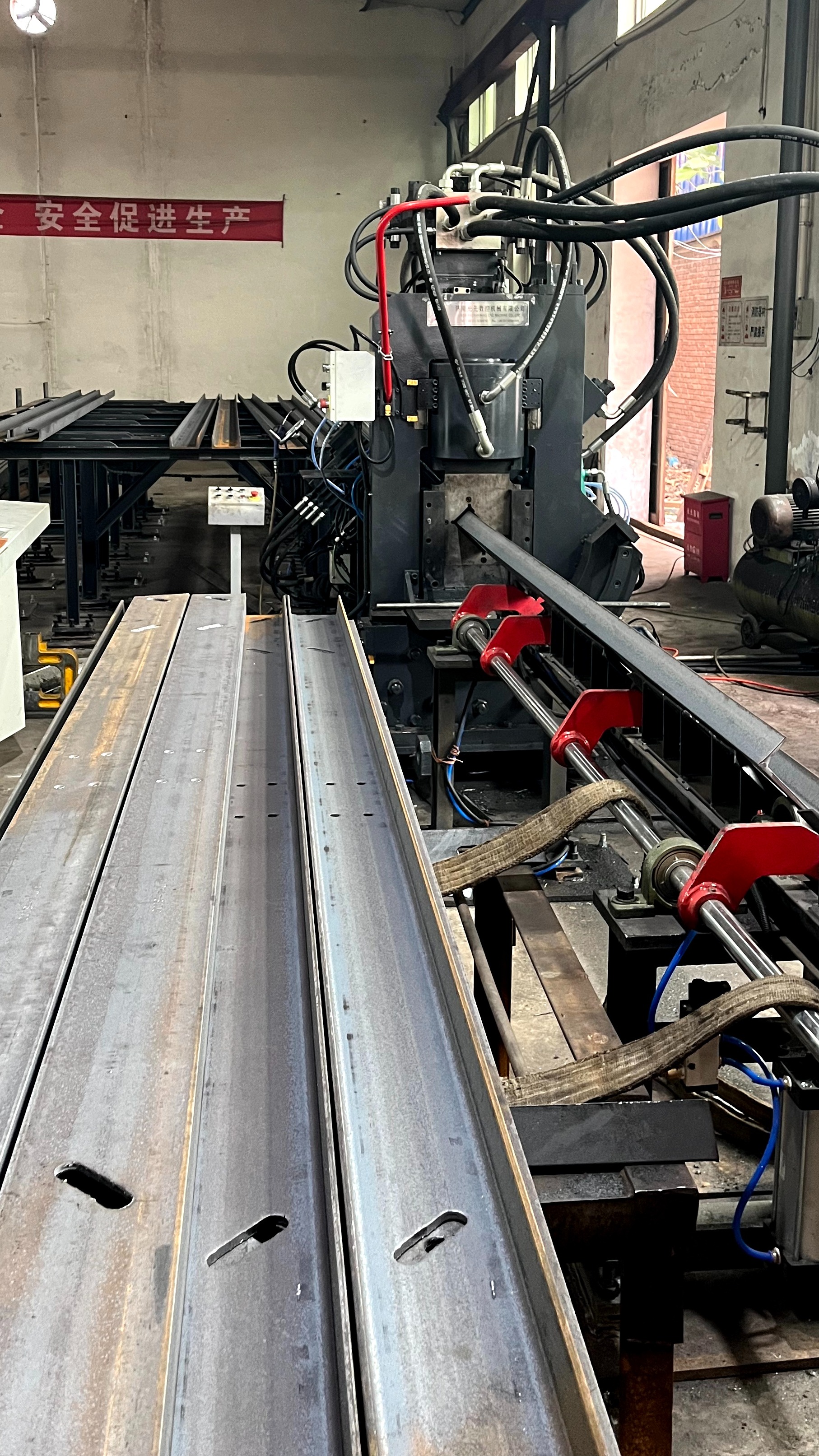 光先数控扁钢槽钢打字冲孔剪切生产线数控扁钢冲孔机槽钢冲孔设备