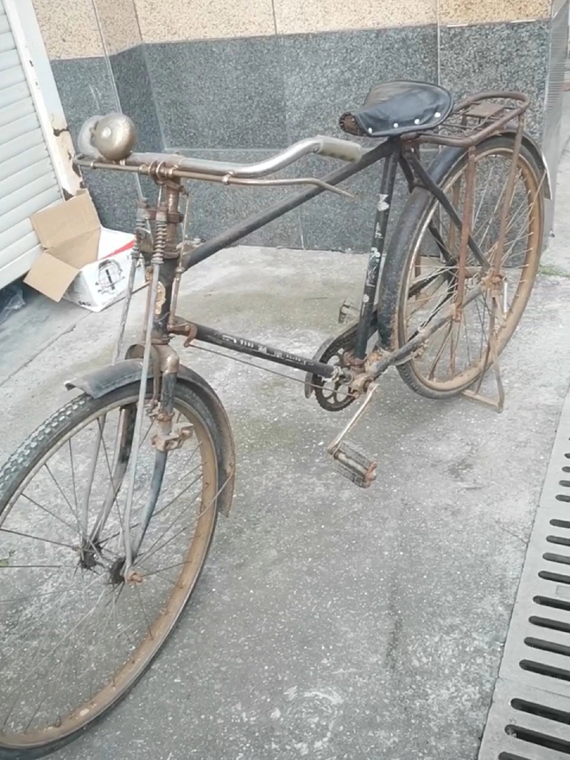 下面整修这辆锈迹斑斑凤凰二八大杠老自行车