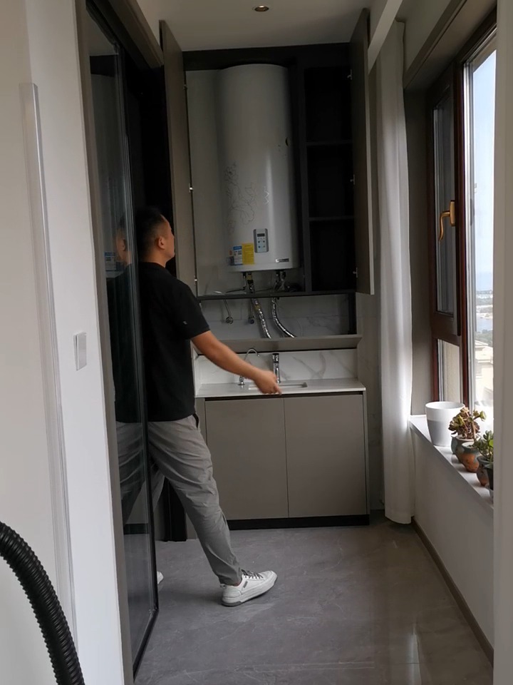 超赞的阳台包太阳能热水器柜子设计分享