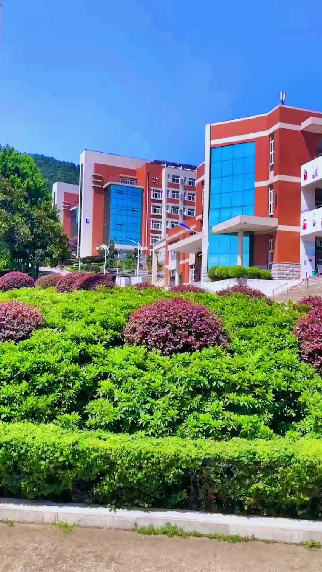 河南省信阳高级中学位于河南省信阳市浉河区,是信阳市一所具有向全国