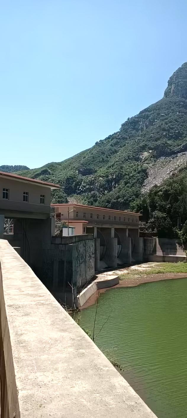 在辉县市石门水库大坝上